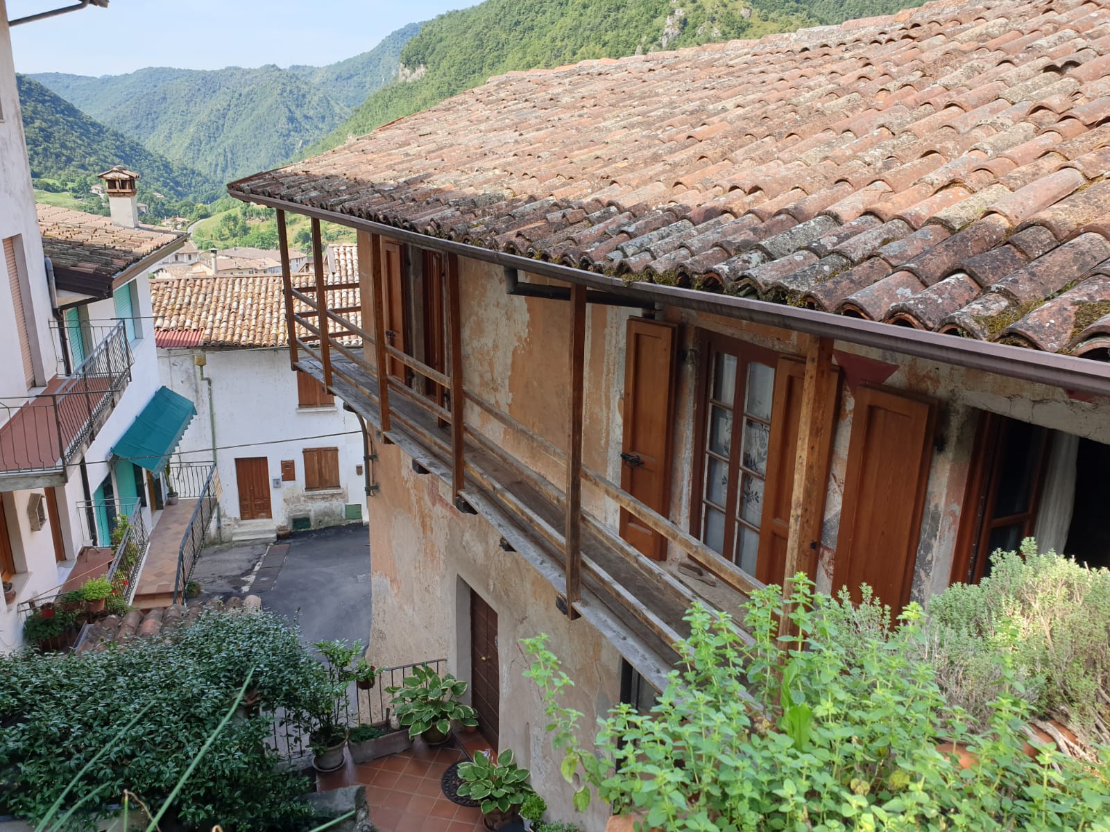 Den Garten erreicht man aus dem Wohnzimmer und dem grau-roten Schlafzimmer über den Balkon