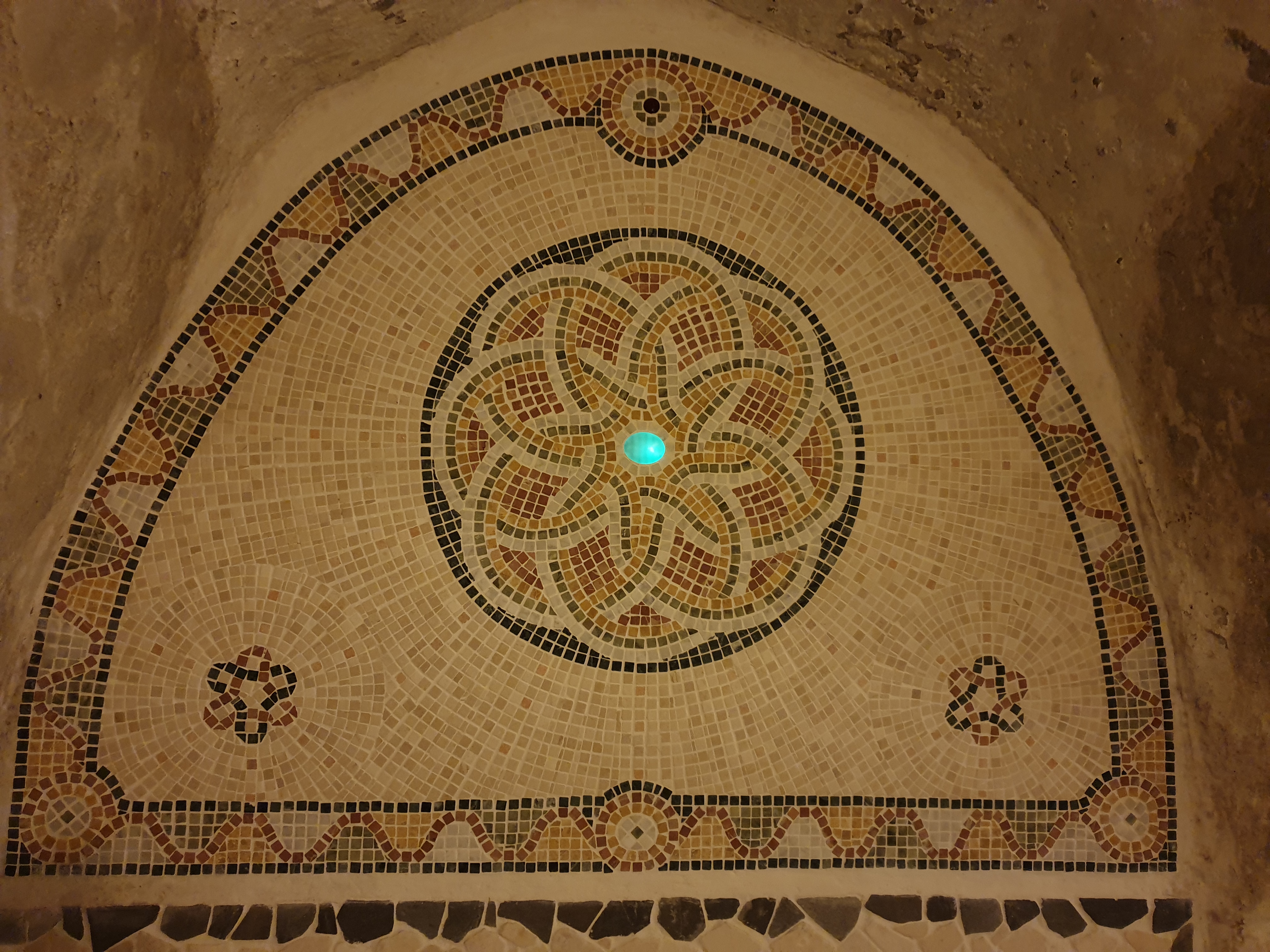 Eines der Mosaike im Bad leuchtet im Dunkeln