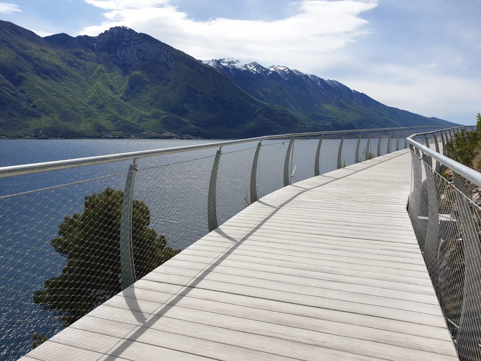 Der neue Fahrradweg nördlich von Limone schwebt über dem See