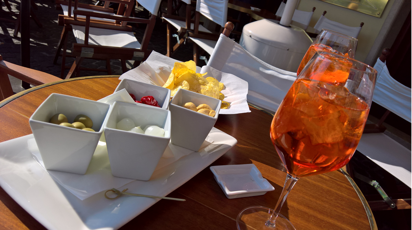 Aperol Spritz an der Seepromenade von Salò