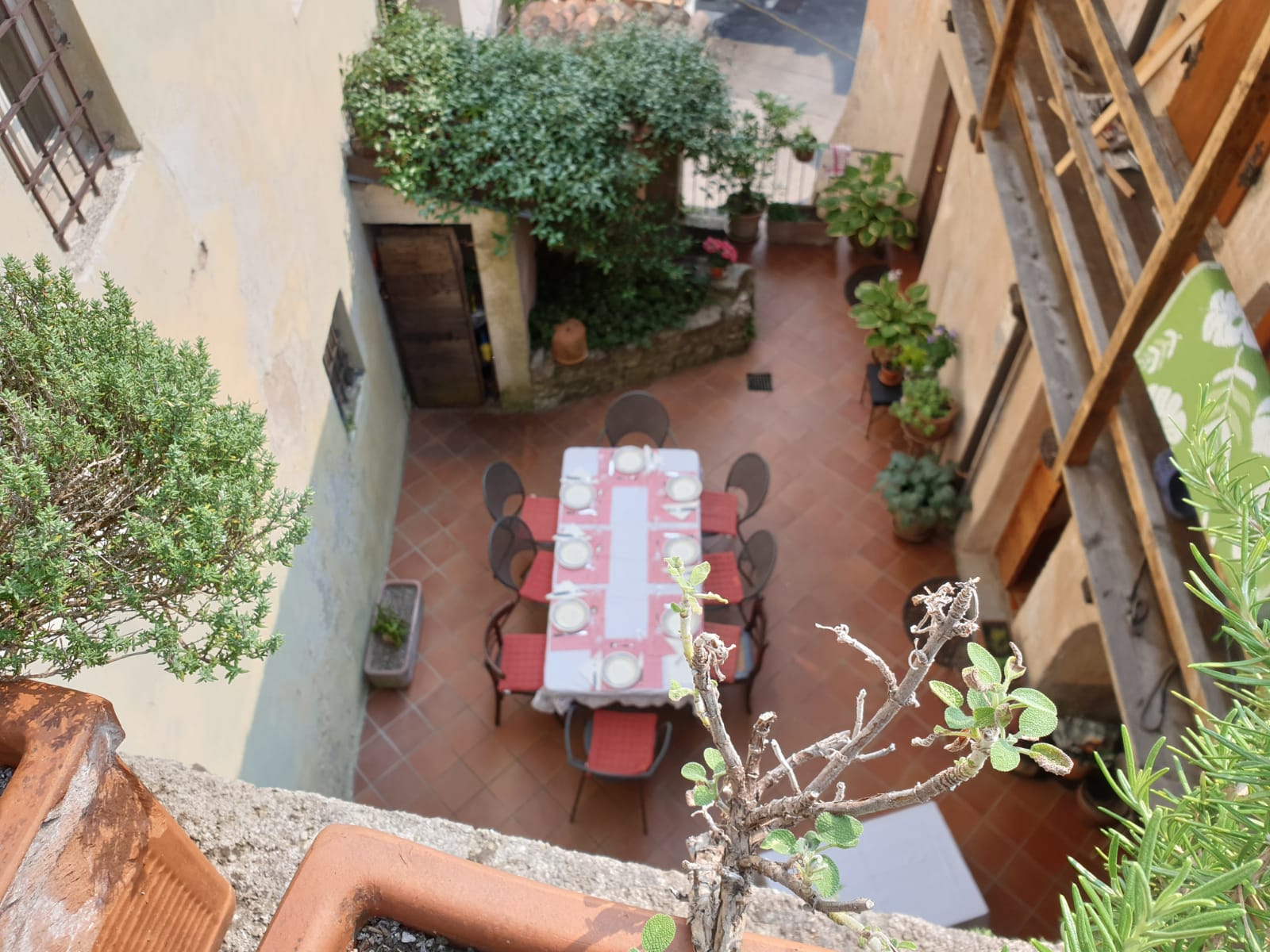 Blick aus dem Garten. Von der Terrassse erreicht man die Küche, das obere Stockwerk und das Badezimmer