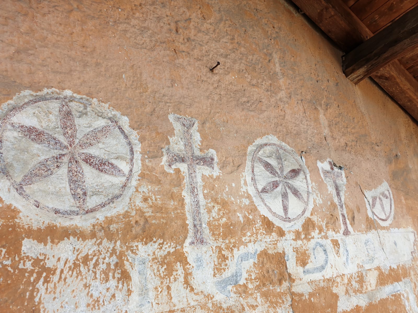 Blumensymbole und Kreuze, von der Piazza sichtbar, zeigen die Verbindung des Hauses mit der bäuerlichen Kultur und der Religion. Vor 300 Jahren wurde es als Pfarrhaus genutzt