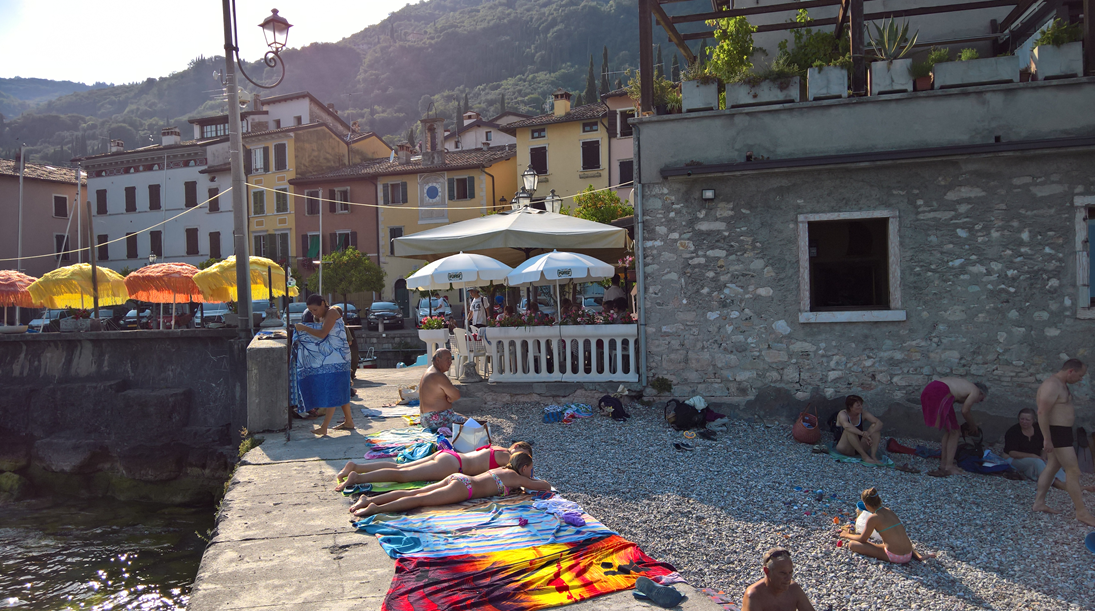 Kleiner Strand und kleine Strandbar im Hafen von Villa (Gargnano)