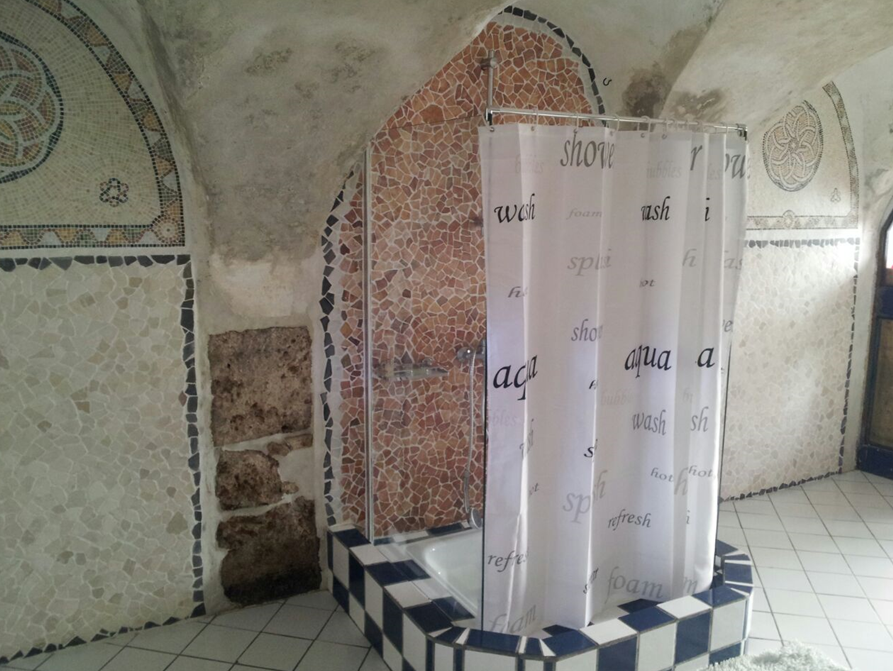 Das Badezimmer ist in ein Gewölbe gebaut