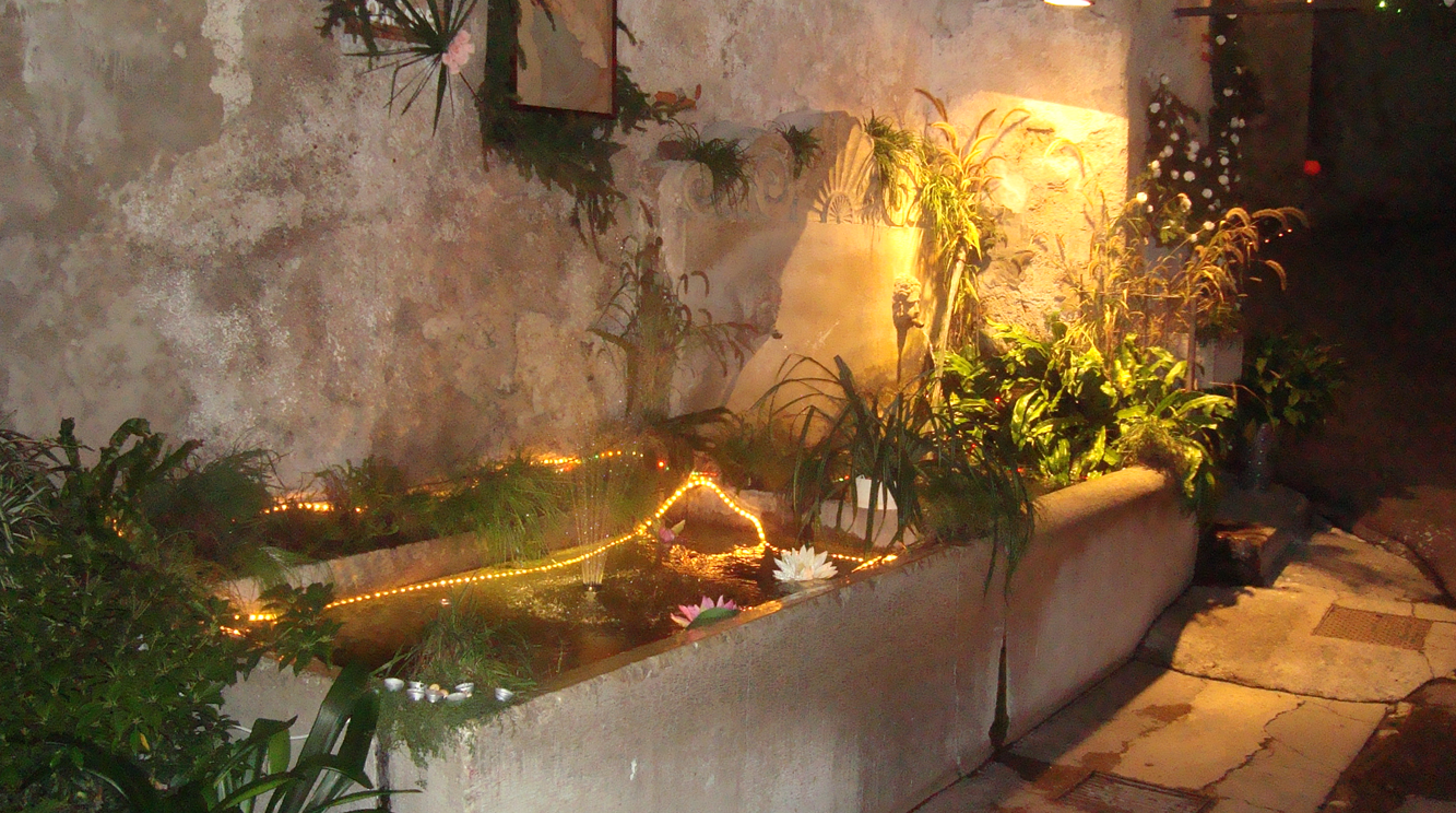 Der Dorfbrunnen wird zum Madonnafest geschmückt