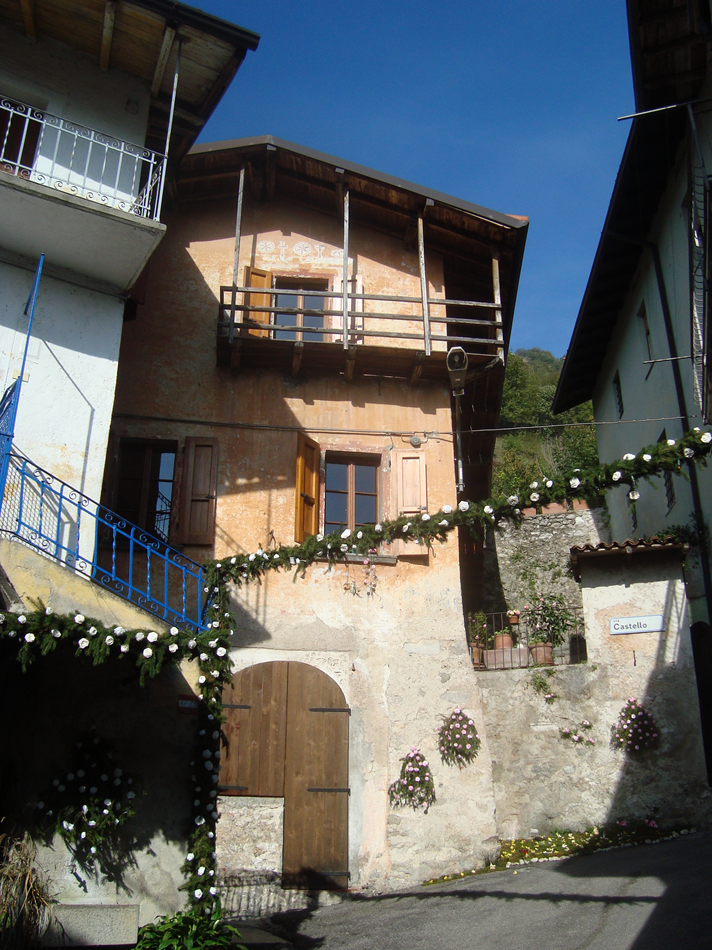 Auch das Haus, hier der Blick von der kleinen Piazza, ist einbezogen