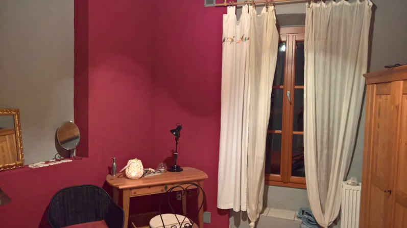 Grau-rotes Schlafzimmer