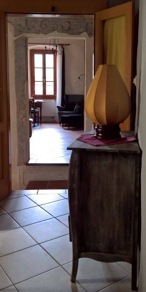 Blick durch den Flur ins Wohnzimmer