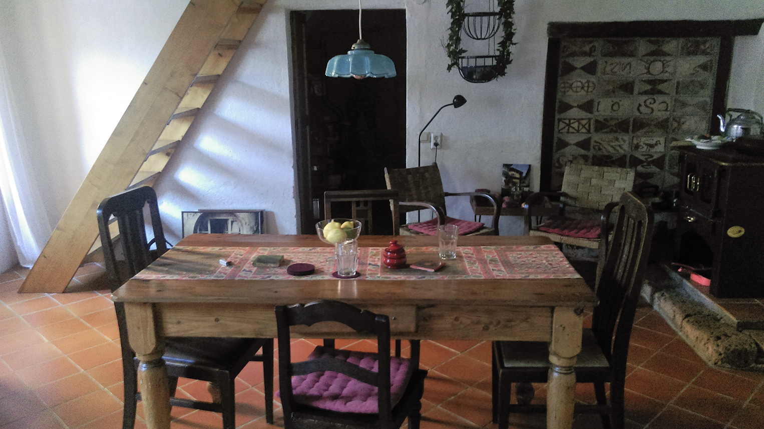 Über die Treppe erreicht man das Wohnzimmer, geradeaus geht es in die Speisekammer…