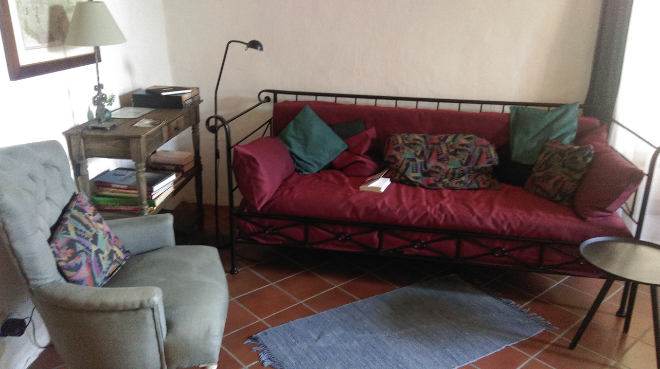 Eine Sitzgruppe und ein Lesesessel für die abendliche Entspannung